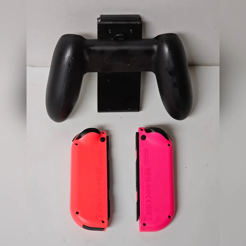 Nintendo Switch Console HAC-001(-01) JoyCon, 4 Controllers, 2 Chargers, More - Picture 9 of 12